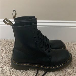 1460 Women’s leather lace up Dr. Martens boots